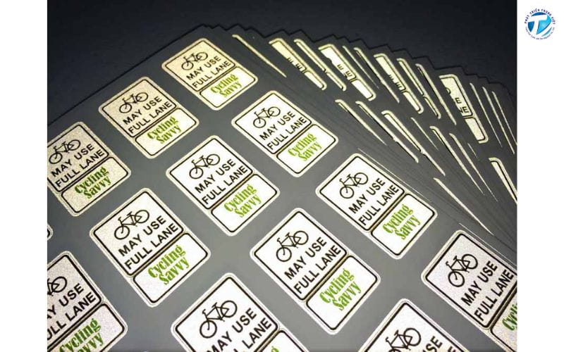 Máy in decal phản quang sử dụng mực dầu có độ phủ tốt do đặc điểm chất liệu